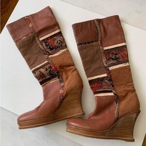 Knee-High women boots. Wedge boot. probably size 5.